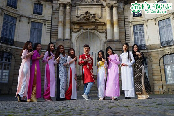 Thấp thoáng tà áo dài của du học sinh trên thành phố Rennes xinh đẹp