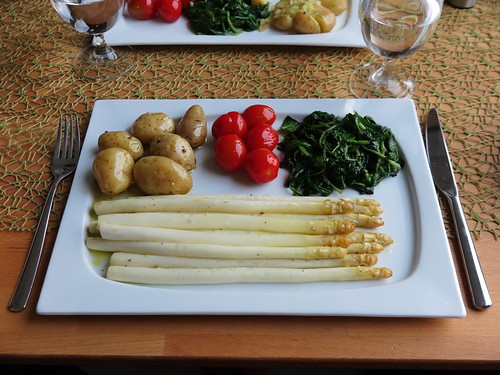 Veganes Spargelgericht mit Spargel aus dem Backofen, Blattspinat, heißen Tomaten und jungen Kartoffeln