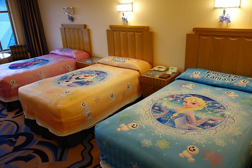 今回はディズニーアンバサダーホテル、アナと雪の女王ルームに泊まります。