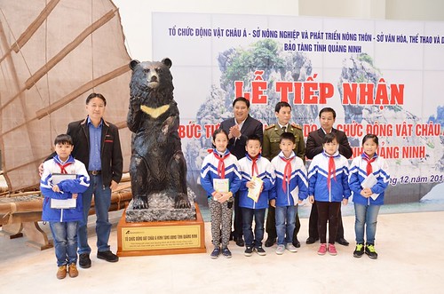 The ceremony for receiving the statue was attended by local authorities's representatives and students from Le Hong Phong primary school