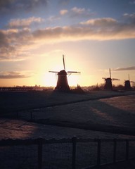 Sunrise at a great spot , they call it 'the 3 windmills'.... hmh... I wonder why...😏 at #leidschendam ✖️✖️✖️ ------ - ⎯⚉
