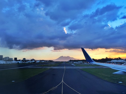 sunset window airplane volcano vanishingpoint airport guatemala runway airplanewindow windowseatplease pw pacaya volcán guatemalacity leadinglines laauroraairport