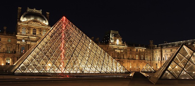 Cour Napoléon du Musée du Louvre et sa Pyramide
