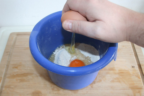 22 - Dinkelmehl & Eier in Schüssel geben / Put flour & eggs in bowl
