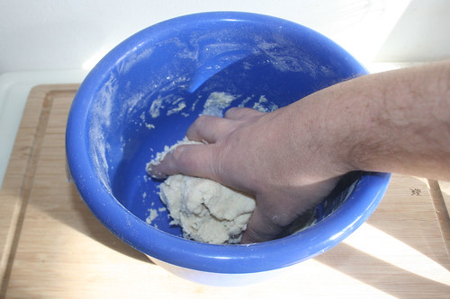 13 - Teig mit Hand kneten / Knit dough with hand
