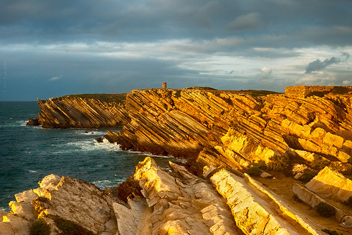 light sunlight seascape luz portugal water landscape iso100 agua nikon rocks paisagem cliffs 150 f8 baleal 18105 peniche d60 rochas luzsolar escarpas paisagemmaritima