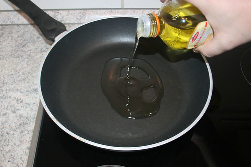25 - Olivenöl in Pfanne erhitzen / Heat up olive oil in pan