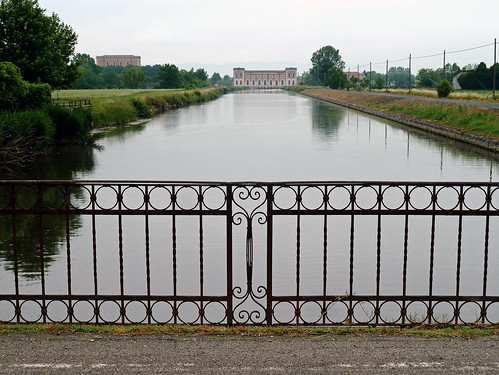 italien italy building water rain bicycle landscape wasser italia rainy mantova bici landschaft lombardia gebäude velo fahrrad regen irrigation regnerisch mantua balustrade bicicletta velotour geländer radreise lombardei bewässerung watermanagement viaggioinbici wasserwirtschaft wasserregulierung watereconomy wasserbewirtschaftung watersupplyanddistribution