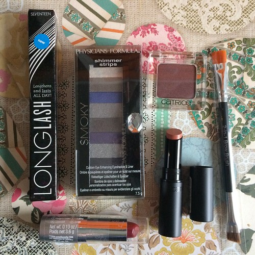 The latest Clogger plethora of free blogger goodies. Sadly, I almost never wear makeup so don't even know what some of this is/does. But it is so pretty.
