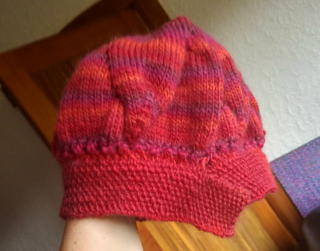 Terribly photographed, but proof the because of a summer cold I've finally done the band of this beret.