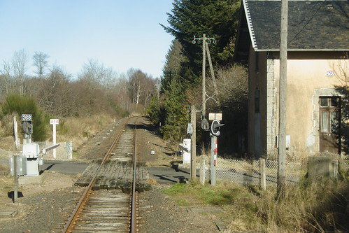 france track trains disused railways sncf levelcrossing passageàniveau feyt lostlines lignedebourgesàmiécaze