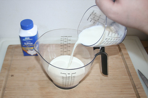20 - Sahne & Milch in Behältnis geben / Put cream & milk in pot