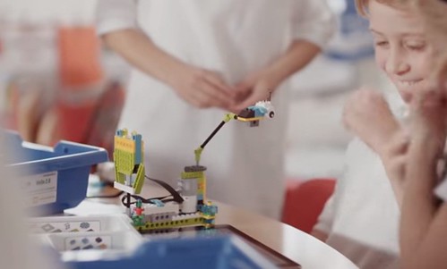 LEGO WeDo 2.0 Robotic Starter Kit for elem kids