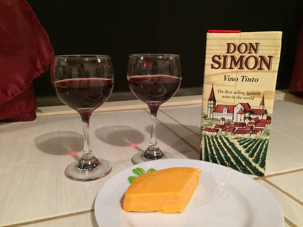 Don Simon Vino Tinto and Maduro Cheese 1