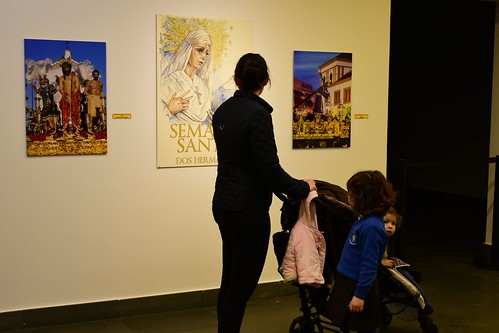 Exposición de fotografías y pinturas para elegir el cartel de la Semana Santa