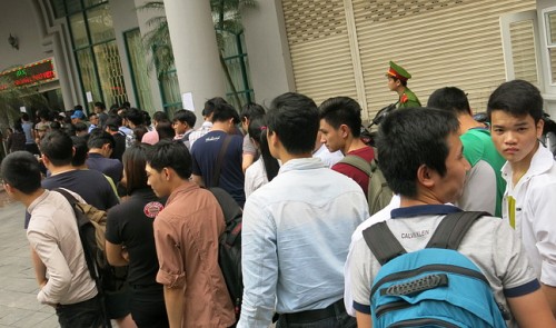 Commemorative banknote buyers queue up in Hanoi