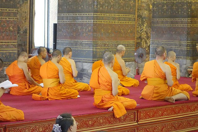 monaci che meditano