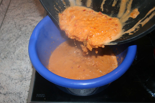 48 - Sauce in Behältnis geben / Put sauce in bowl