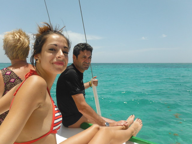 Excursión en barco de vela hacia el arrecife, en Cayo Caulker, Belize.