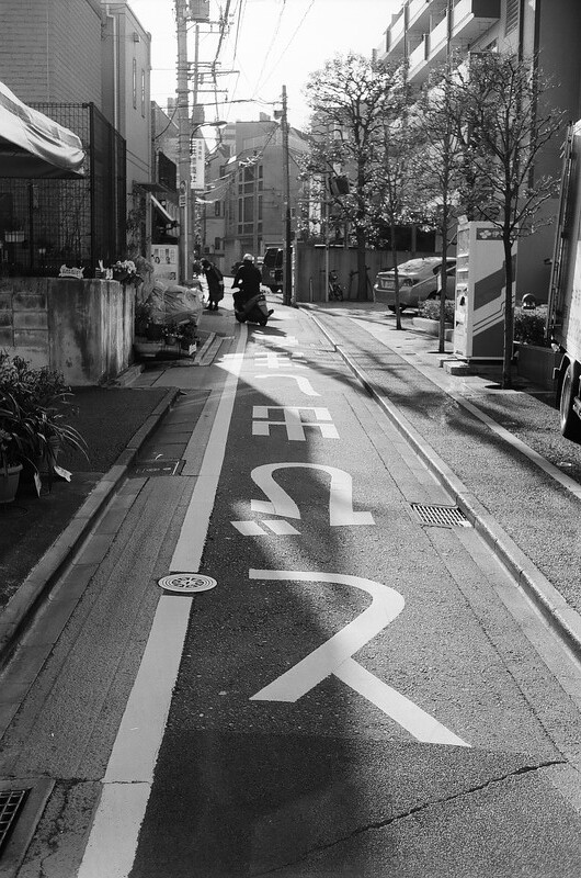 西新宿路地裏散歩 by Rollei 35B