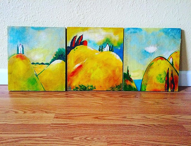 Bought this triptych while out thrifting...the colors go nicely with our home. 💙💚💛