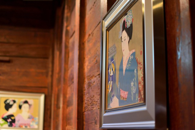 川原町屋のカフェスペースに飾られた日本画