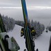 Pohled přes lyže na 2 sjezdovky