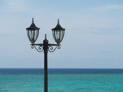 海と街灯