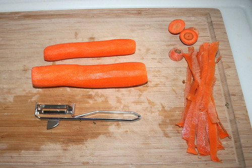 15 - Möhren schälen / Peel carrots