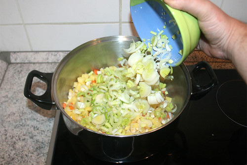 25 - Knollensellerie, Möhren, -Kartoffeln & Lauch in Topf geben / Add celeriac, potatoes, carrots & leek to pot