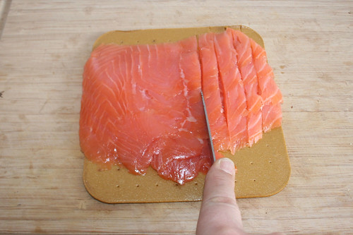 32 - Räucherlachs in Streifen schneiden / Cut smoked salmon in stripes