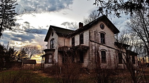 sunset abandoned farmhouse lost evening dusk decay forgotten abandonedhouse legacy ruraldecay abandonedillinois