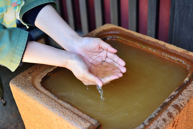 川原町の温泉旅館「十八楼」の手湯に手をつける
