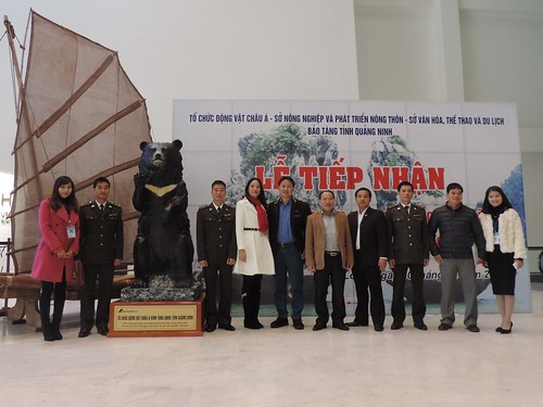 The ceremony for receiving the statue was attended by local authorities's representatives