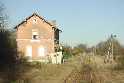 france building station platform trains disused railways sncf lignerolles lostlines lignedebourgesàmiécaze