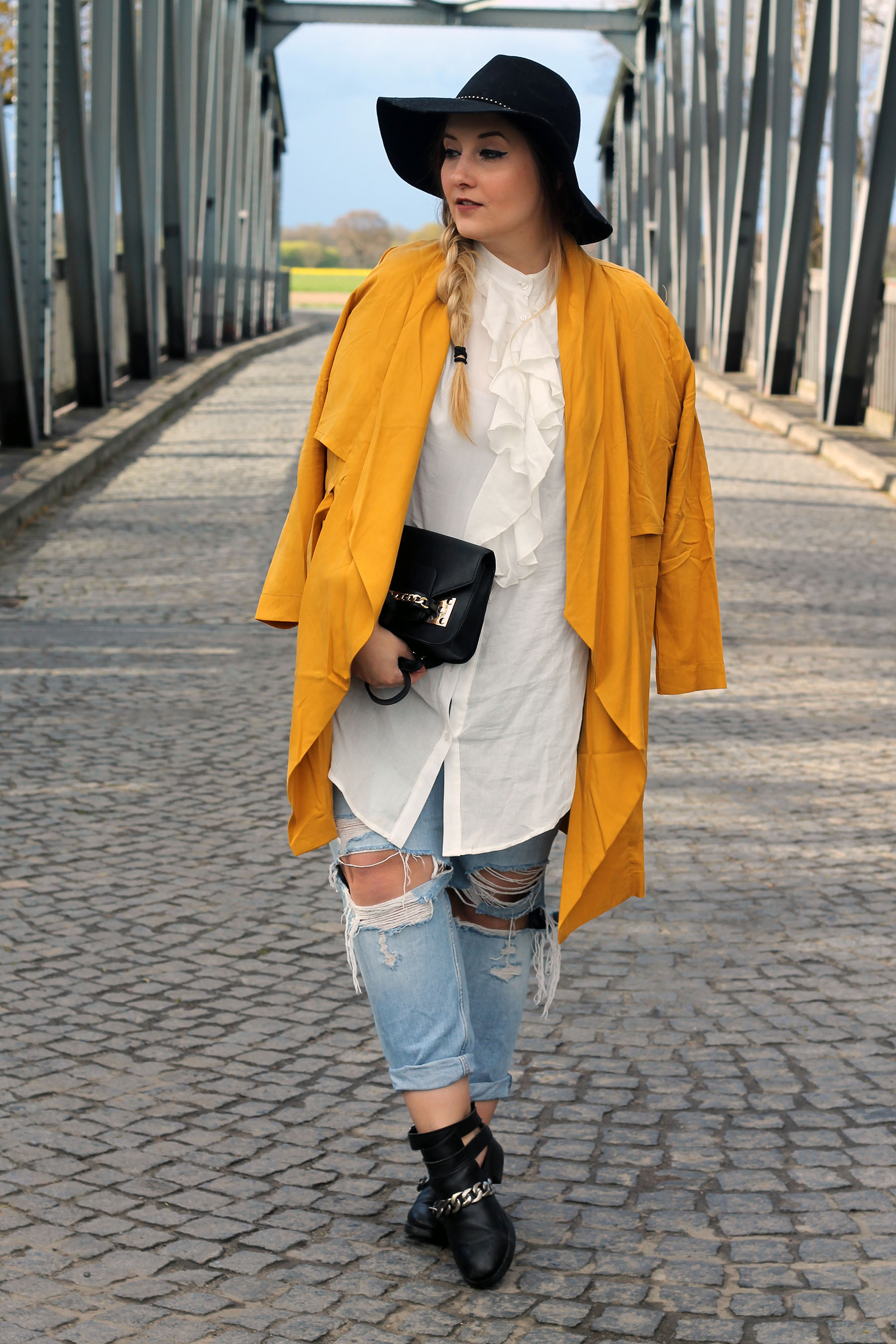 outfit-modeblog-topshop-jeans-boyfriend-boots-zara-mantel-gelb