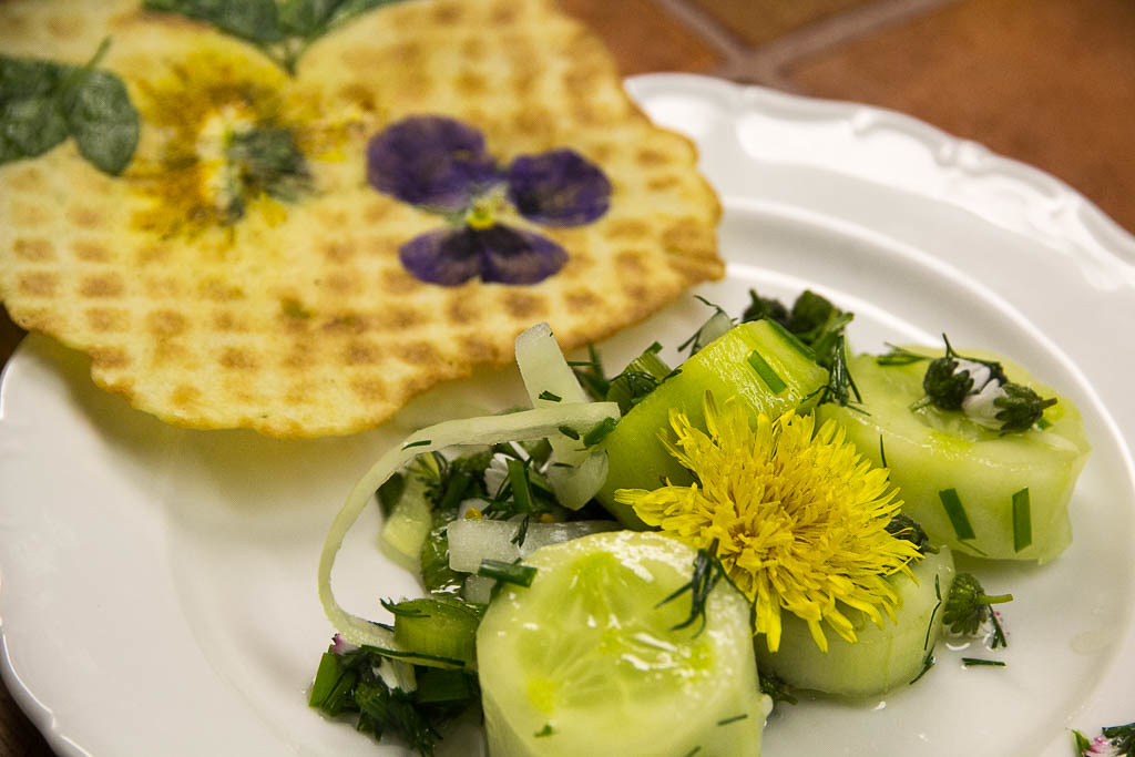 Gurkensalat mit Wildkräuter via lunchforone.de