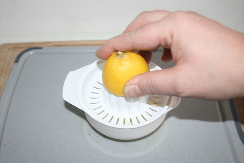 10 - Zitrone auspressen / Squeeze lemon