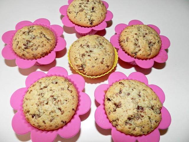 muffin con gocce di cioccolato negli stampi di silicone