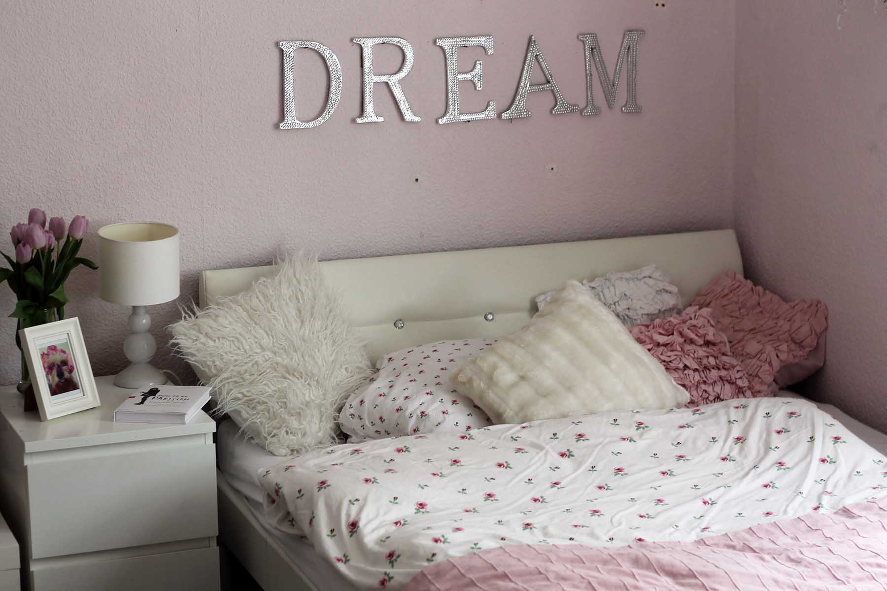 schlafzimmer-einrichtung-rosa-bett-wohnung-interior