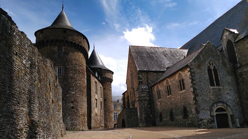 tower castle church tour chateau église sarthe médiéval alpesmancelles