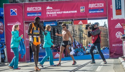 Pražský půlmaraton: Vrabcová pět vteřin za českým rekordem 1:11:05, Homoláč v osobáku za 1:03:50