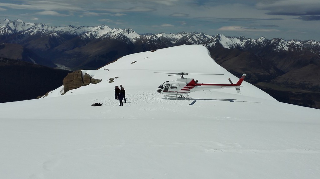 直升飞机停在雪山顶 (1280x719)
