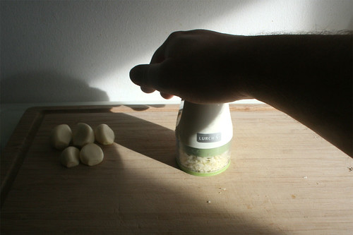 17 - Knoblauch hacken / Hackle garlic
