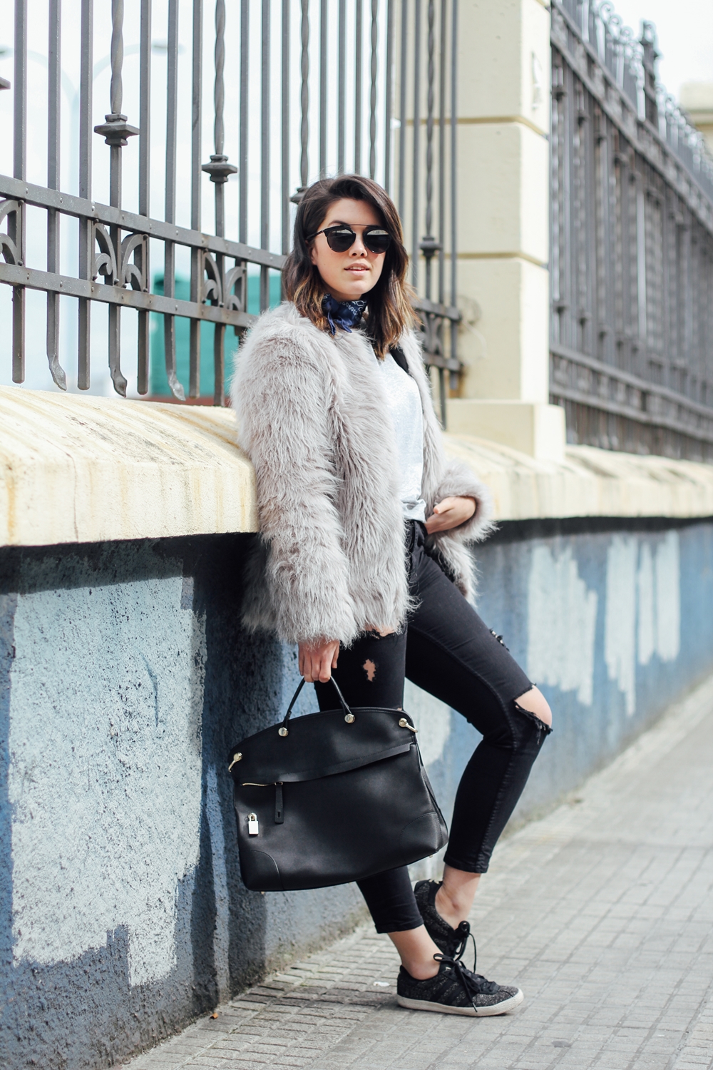 look con abrigo de pelo gris, bolso furla y adidas gazelle vintage streetstyle