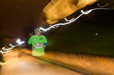 Deštivý Night Run přilákal rekordní počet běžců
