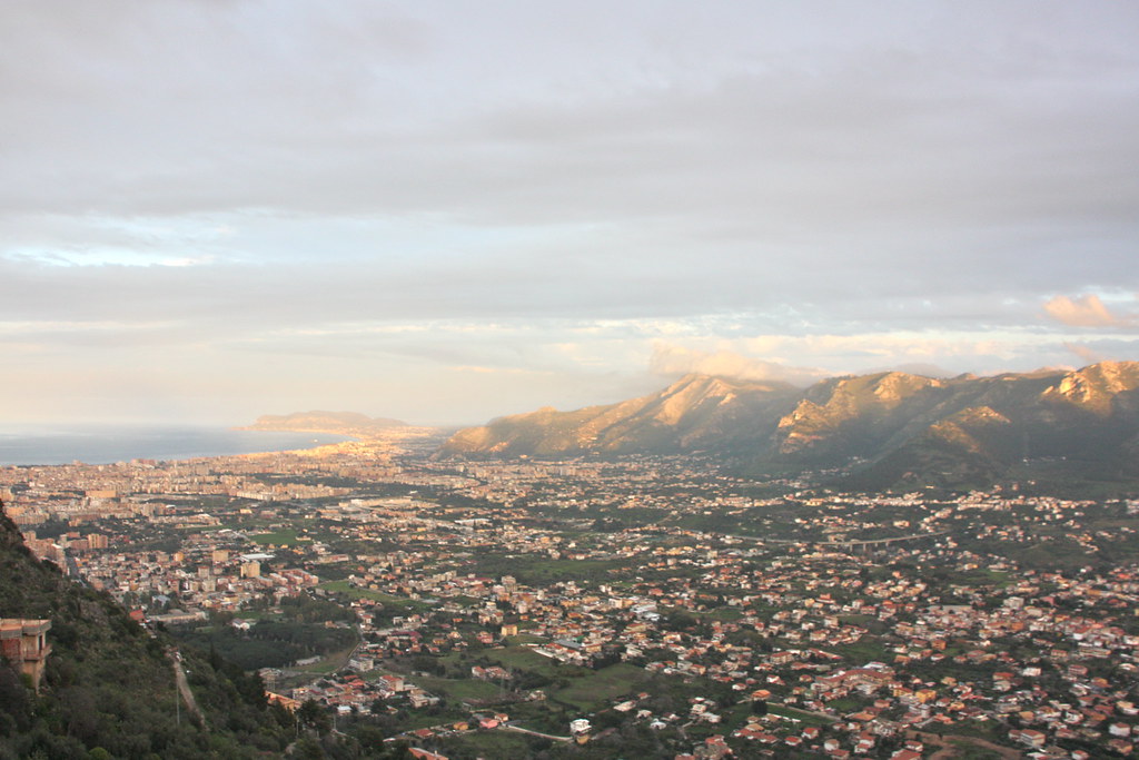 Sisilian matkavinkit ja näkymä vuorelta.