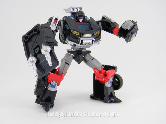 Transformers Trailbreaker Deluxe - Generations Takara - modo robot