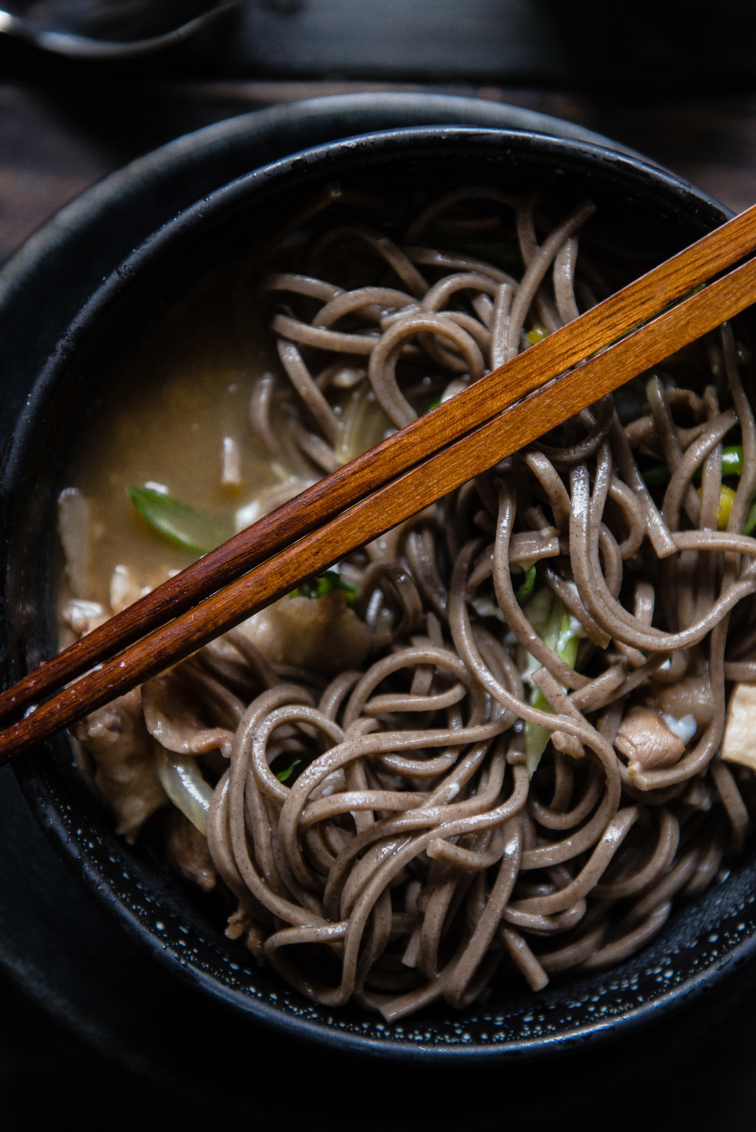 "sukiyaki" soba noodle soup | two red bowls