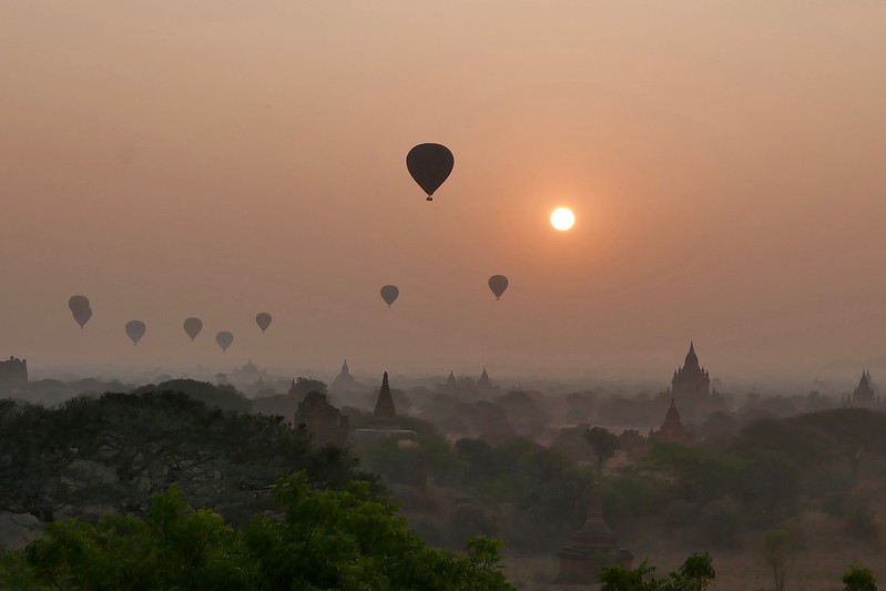 Ballons über Bagan beim Sonnenaufgang.
